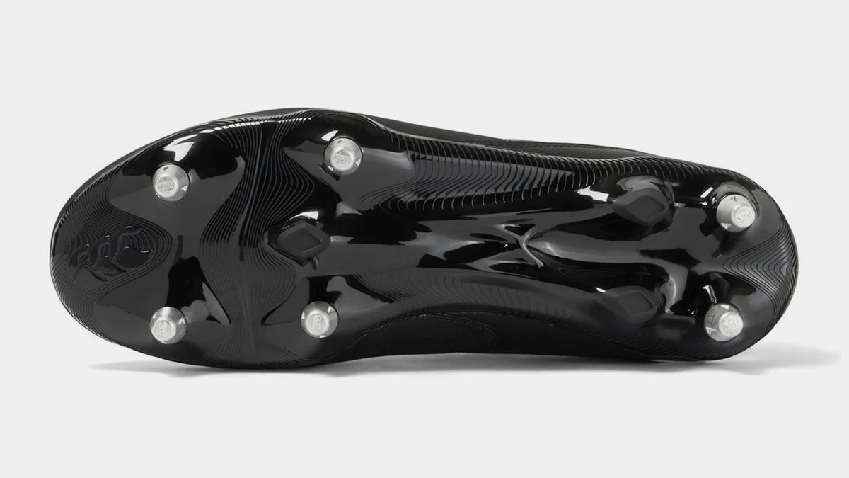 Canterbury Phoenix Raze rugby boot soleplate in Black, with 8 stud configuration. Available to purchase at Lovell Rugby.